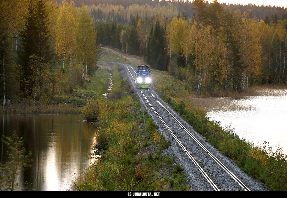 CZ LOKO 774 711-6 (Fennia Rail) @ Tyrisevänjärvi (Haapamäki) 02.10.2015
Päivän ensimmäinen veturikoeajo tuottaa Tyrisevänjärvellä kolme erilaista kuvakulmaa. Perinteisestä ja klassisesta "juna penkereellä" -kuvasta tuli tällä kertaa jotenkin alastoman oloinen junan pituuden rajoituttua vain veturiin, joten julkaistakoon tällä kertaa tällainen näkemys!
Avainsanat: Dr18 Dr18_101 FenniaRail Vet7000 pengerkuva 20151002