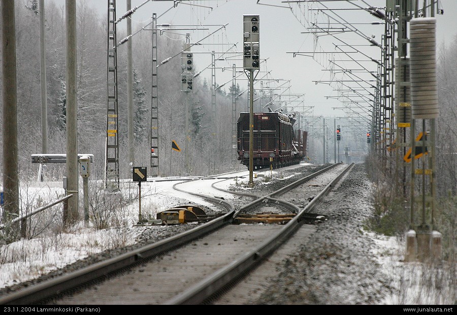 Vaunuroikka Lamminkoskella 23.11.2004
Tavarajuna Lamminkoskella - vain veturi puuttuu! :) 

Vaunujen jättö saattoi johtua edellisyönä tapahtuneesta ajolankavauriosta Lamminkosken ja Kuivasjärven välillä. Vaihde on vielä käännetty sivulle Tte:n lähdettyä korjaamaan vauriopaikkaa henkilöjunien välissä.
