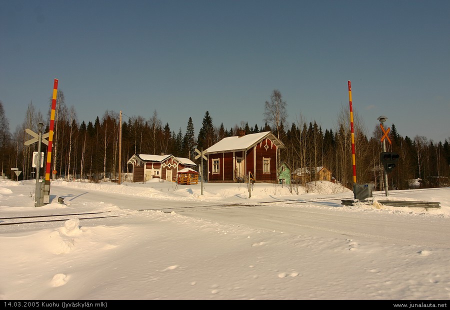 Kuohun tasoristeys ja vahtitupa talvella 2005
Talvisin ei tule pahemmin kuvattua, syystä että kiskot ovat lumipeitteen alla - ja on niin kylmäkin... :/ 

Kuohussa tuli kuitenkin pistäydyttyä aurinkoisena maaliskuun (pyhä?)päivänä! 

Avainsanat: tasoristeyskuva vahtitupa