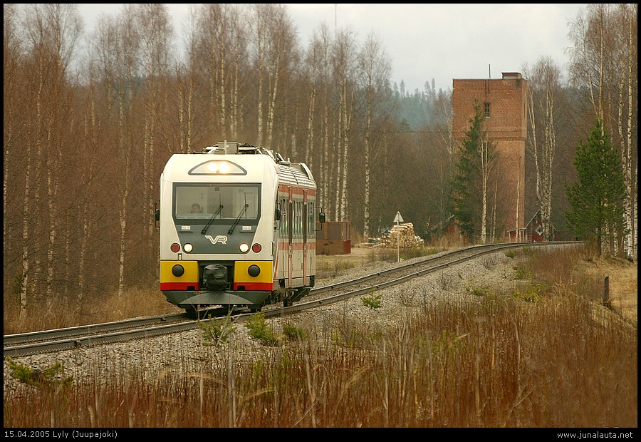 Viikon Kuva 15/2005: "Rautateiden tulevaa työvoimaa!"
Dieselvetoisen matkustajajunakaluston ikääntymisen johdosta maamme rautatieverkostoa uhkaa tulevaisuudessa vetovoima- ja kalustopula. Rautateillä on ryhdytty jo tarvittaviin toimenpiteisiin nostamalla Deevereiden eläkkeellepääsyikää 10-20 vuodella saneeraustoimenpiteiden avulla. Lisäksi uuden kaluston syntyvyys on ollut maassamme jo vuosikymmeniä laskusuhdanteessa, joten kotimaisen työvoiman lisäksi rautateillämme on kasvava tarve ulkomaalaiselle työvoimalle. Tsekkiläinen Dm12 4401 Vagonkan tehtailta kävi tutustumassa ennakkoon sisarustensa yhteen tulevaan ajoreittiin, Orivesi-Haapamäki -väliin, ohittaen päivän toisen koeajomatkan paluuosuudella Lylyn asemamiljöön vesitorneineen! 
Avainsanat: Dm12_4401 vesitorni ViikonKuva