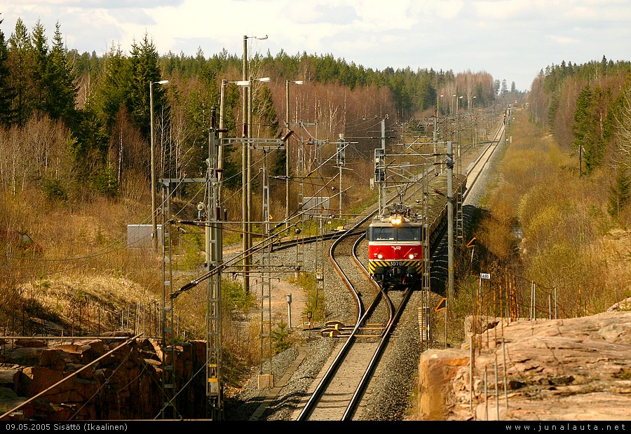 T5534 @ Sisättö 09.05.2005
Maanantainen malmijuna Pyhäkummusta Harjavaltaan painelee menemään Ikaalisissa! :)
Avainsanat: T5534 Sr1_3079 rikastejuna