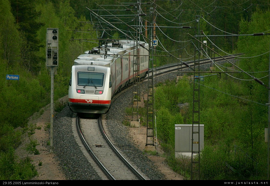 S58 @ Lamminkoski 29.05.2005
Pendolinovuoro ohittaa Lamminkosken eteläistä esiopastinta. 
Metsästä pilkottaa viesti, jonka mukaan seuraava asema olisi Parkano.
Avainsanat: Sm3_7x03 S58