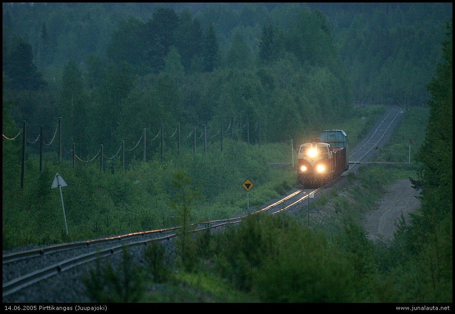 T4058 @ Pirttikangas 14.06.2005
04:13

Viimeinkin! T4058:a ei enää kiinnosta kiiruhtaa Pirttikankaan nousussa matkatessaan kohti Tamperetta... Jyminä on silti vaikuttavaa!
Avainsanat: T4058 Dv12_2716 Dv12_2730 Hpk-kiertolaisia