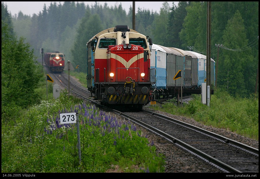 Ruuhkaa Vilppulassa 14.05.2005
08:08

Vilppulan päivystäjä kiskoo täysiä sahatavaravaunuja Vilppulan sahalta kohti aseman ratapihaa.. Samaan aikaan ilmaantuu Oriveden suunnasta T3309 ja ruuhka on valmis! :) 
Avainsanat: T3309 Dv12_2734 Dv12_2728 hakejuna sahatavarajuna vilppulalaine vaihtotyöliikenne