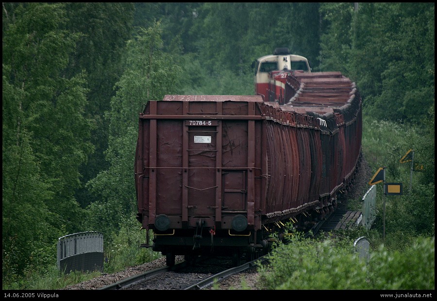 T3309 @ Vilppula 14.06.2005
08:27

Viimeinkin! Tyhjiä hakevaunuja Vilppulaan tuova 3309 pääsee jatkamaan sahan vaihteen takaa!
Avainsanat: T3309 Dv12_2734 hakejuna