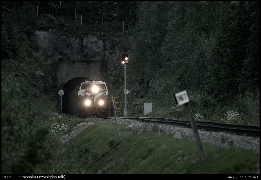 T3336 @ Möykynmäki 14.05.2005
21:00

Vesangan tunneli läpäistään 1½ tuntia Haapamäeltä lähdön jälkeen, joten junan keskinopeudeksi saadaan noin 50km/h, ellei sitten matkaan sisältynyt odottelua Petäjävedellä junakohtaamisen muodossa... Ilmeisesti sisältyi! 
Avainsanat: T3336 Dv12_2620 Dv12_2611 Hpk-kiertolaisia tunnelikuva