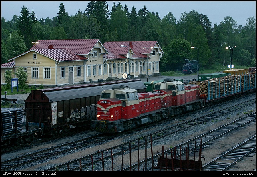 T4056 @ Haapamäki 15.06.2005
04:25

Vilppulan sahan raakapuujuna T4056 saapuu jo hyvissä ajoin! Vetureina tällä erää Dv12 2643 ja 2721! Vierellä odottelee jo T3443 pääsemistä jatkamaan matkaansa Jyväskylän suuntaan
Avainsanat: T4056 Dv12_2643 Dv12_2721 Hpk-kiertolaisia T3443 raakapuujuna