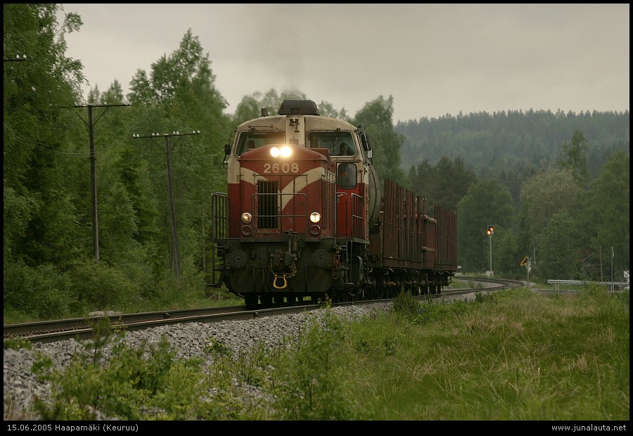 T39xx @ Haapamäki - Ristimäki 15.06.2005
09:48

Vilppulan päivystäjä, Dv12 2608 ehtii tuomaan Haapamäelle pari vaunua ratapölkkyjä kyllästämön tarpeisiin ja viemään kyllästetyt pois yhdessä kreosoottipyttyvaunun kera! Voith HUUTAA ja KOVAA Haapamäen nousuissa! :)
Avainsanat: T39xx Dv12_2608
