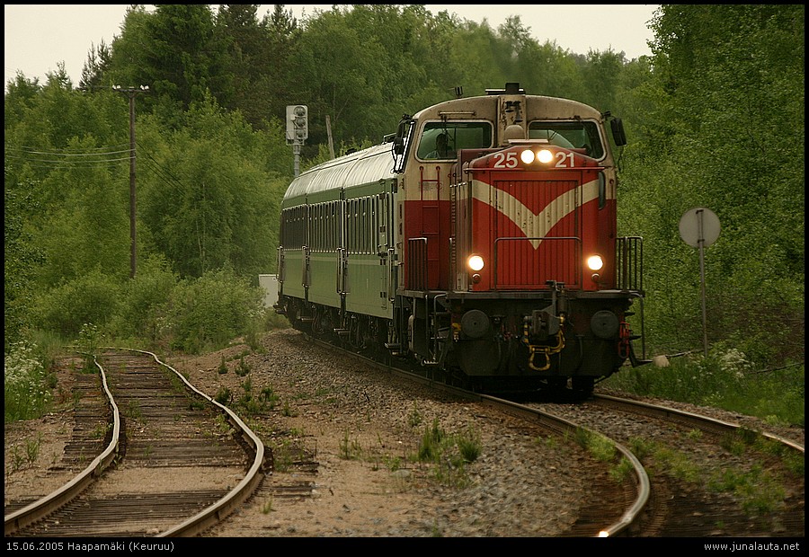 H446 @ Haapamäki 15.06.2005
18:10

H446 ja Dv12 2521 laskettelee Pihlajavedeltä Haapamäen asemalle Porin radan erkaantuessa vasemmalle! 
Avainsanat: H446 Dv12_2521