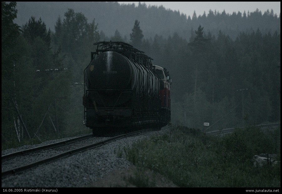 T3009 @ Ristimäki 16.06.2005
00:07

T3009 laskettelee puolestaan kohti Haapamäkeä kohdattuaan jälleen edellisen kuvan Deeverikoplan Korkeakoskella! Kahdeksan tyhjää pyttyä liikkuu jälleen ripeästi, nyt ollaan ihan hyppyrin nokalla! 
Avainsanat: T3009 Hpk-kiertolaisia