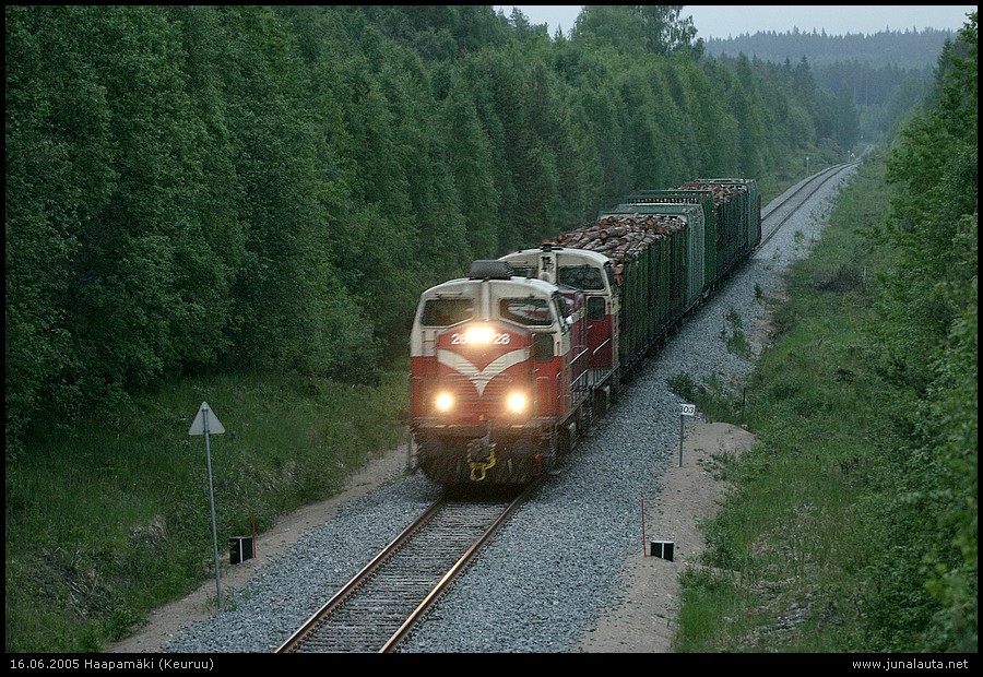 T4056 @ Haapamäki 16.06.2005
03:38

Siirrytään seuraavaksi parin kilometrin päähän Vilppulaan johtavan maantien sillalle odottelemaan aamun puujunaa, T4056:sta! Vetureina vaatimattoman mittaisessa junassa toimivat Dv12 2628 ja 2511... 
Avainsanat: T4056 Dv12_2511 Dv12_2628 raakapuujuna Hpk-kiertolaisia