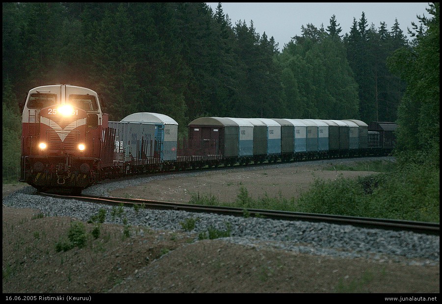 T3443 @ Ristimäki 16.06.2005
03:55

Tarkoituksena oli seuraavaksi kuvata tässä paikassa edellisessä kuvassa Haapamäelle saapunut 4056, mutta sitä ennen vastakkaisesta suunnasta pääsi yllättämään T3443 vetureinaan Dv12 2561 ja 2551... 
Avainsanat: T3443 Dv12_2551 Dv12_2561 Hpk-kiertolaisia