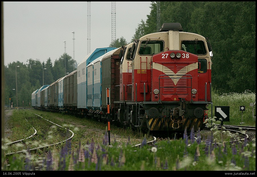 T3301 @ Vilppula 16.06.2005
05:34

Vilppulassa pitää oikein kaivaa kamera esiin, sillä aamun ensimmäinen, T3301, on pituudeltaan jalkaanmenevää luokkaa! 24 Hbi- ja 4 Hbin-vaunun lisäksi Dv12 2738 ja 2555 olivat kiskoneet Vilppulan ratapihalle 11 Habbin-vaunua! Akseleita siis vaunuletkassa tasan sata! :) 
Avainsanat: T3301 Dv12_2738 Dv12_2555 sahatavarajuna