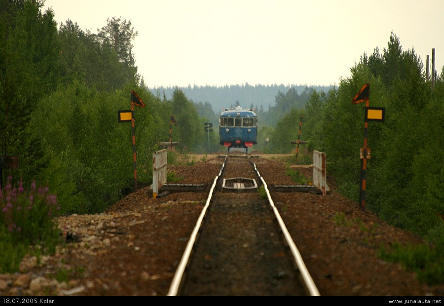 Lättähattujuna Kolarissa 18.07.2005
Saksalaisten rautatieharrastajien tilauslättähattu matkasi Kolarin rataa niin pitkälle kuin vain pääsi, eli jonkin matkaa aseman pohjoispuolelle Äkäsjoen ja Rautuvaaran rataa seis-levylle saakka. Kuva on otettu ylikulkusillan alta ja kyydityksestä vastasi PoRha:n lättahattupari.
Avainsanat: Dm7_4142 Dm7_4204 museojuna Lättähattu DGEG PoRha