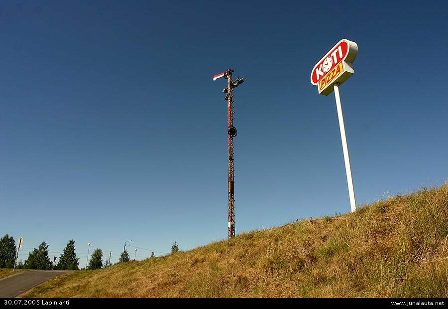 Neste Lapinlahden ratapiha 30.07.2005
Tämä ei ole Lapinlahden ratapihalta, vaan asemalta, Neste-asemalta! :) Neste Lapinlahden pihalta löytyy enemmänkin rautatiehenkistä museomateriaalia!
Avainsanat: siipiopastin rataverkon_ulkopuolella