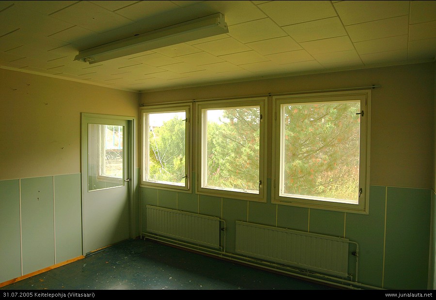 Keitelepohjan aseman odotustiloja 31.07.2005
Keitelepohjan asemalla oli kuvanottohetkellä avoimien ovien päivät, joten olihan sitä piipahdettava odotushoneen puolella odottamassa tavarajunaa. VR:n sedät ovat sittemmin lukinneet ovet ja tavarajunia saa odotella ulkosalla. :/
