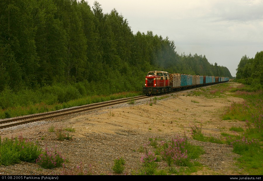 T4063 @ Parkkima 01.08.2005
Pyhäsalmen ja Haapajärven välissä sijainnut Parkkima lienee yksi rataverkoston tuntemattomimpia paikkoja. 

Kuva on jopa niiiin wanha, ettei kokoonpanotietoja tuolloin tullut harrastettua, joten toisen veturin henkilötietoja ei ole saatu selvitettyä ... :(
Avainsanat: T4063 Dv12_2531 Dv12_2510 raakapuujuna purettu_rata