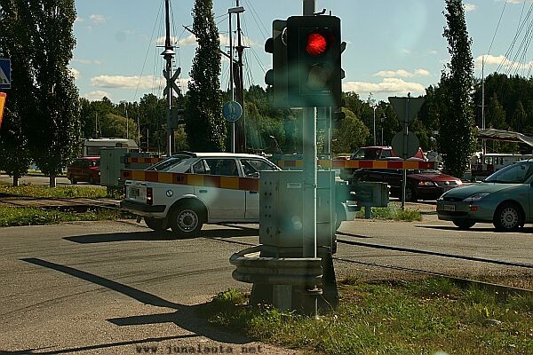 Viikon Kuva 35/2005: "Parin minuutin aidat"
Liikennesääntöjen noudattaminen ja oman vuoron odottelu tuntuu olevan joskus vaikeaa! :)
Avainsanat: tasoristeyskuva ViikonKuva
