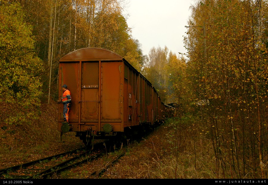 Nokian päivystäjä paperitehtaan montussa 14.10.2005
Paluujunasta (T3876) muodostuikin komean ruskea, kun asemalla junan perään liitettiin vielä Hkba + 3 Vok + Hkba ... 
Avainsanat: T3876 T3875 Dv12_2551 Gbly-vaunu paperijuna nokialaine