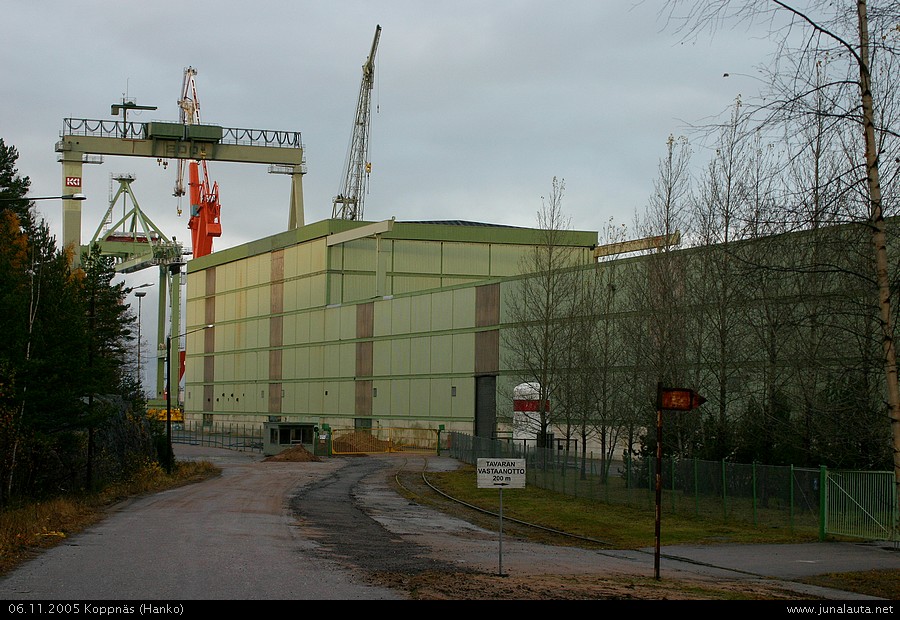 Koppnäs / Levator Oy
Eli tältä näyttää Koppnäsin linjavaihteen päässä - tai näytti.. Kuva on
otettu 06.11.2005 eikä siellä ole sen jälkeen tullut tai ehtinyt käymään!
Kesällä 2007 Koppnäsin radan tasoristeys poistettiin vt25:lta eli ns.
Hangon sisääntulotieltä ja ratayhteys katkesi (lopullisesti?). 
Avainsanat: hylätty_raide nopeusmerkki konttinosturi
