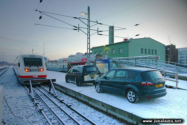 Viikon Kuva 50/2005: "Testiajoneuvokohtaaminen!"
Koeajoasteella olevien ajoneuvojen kohtaaminen Turun asemalla: Sm3 7x18 vaihtaa kuulumisia Lapista palaavien "Shadowfax":n ja "Kraken":n kanssa!
Avainsanat: Sm3_7x18 Pendolino ViikonKuva