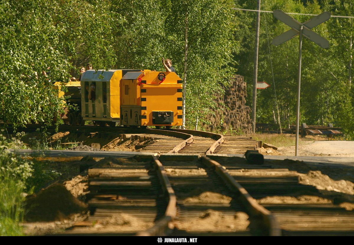 Avajaisjunailua Outokummun kaivosrautatiellä 02.07.2005
Outokummussa vietettiin uuden rataosuuden ja "paikallisjunaliikenteen" avajaisia helteisenä lauantaipäivänä, joten sinnehän oli lähdettävä heti yövuoron jälkeen nauttimaan [i]kömytyksestä[/i] ja huutamaan [i]hiivattia[/i]! ;) 
Avainsanat: 750mm tasoristeyskuva GiaDHS60 kapearaiteinen 20050702