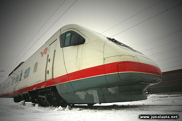 Viikon Kuva 01/2006: "Potkuja vyön alle!"
Sm3 7x04 näkyy saaneen korkokengästä arkaan paikkaan vyötärön alapuolelle tungettuaan itsensä Sm3 7x18:n kanssa samalle lorviraiteelle! ;) 
Avainsanat: Sm3_7x04 Pendolino ViikonKuva