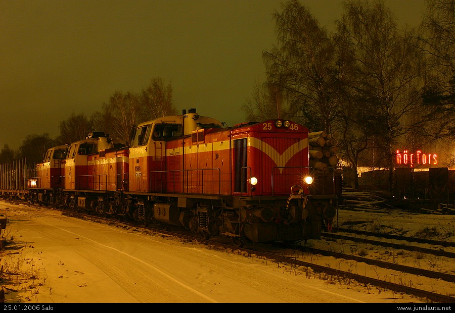 Lokomoa, Valmettia, Tampellaa ja Högforssia Salossa 25.01.2006!
Salon raakapuujunaa ehdittiin ajamaan lyhyen ajan myös iltakapasiteetin turvin alkuvuodesta 2006 junaparilla T3594/T3593 ennen nykyistä aamujunakäytäntöä. Aiemmin vaunujen vaihto tapahtui iltapäivisin junaparilla T3584/3585. Iltajunassa oli toisinaan mahdollista käyttää myös kolmea veturia tarpeen niin vaatiessa.
Avainsanat: Dv12_2546 Dv12_2723 Dv12_2561 raakapuujuna T3594 T3593