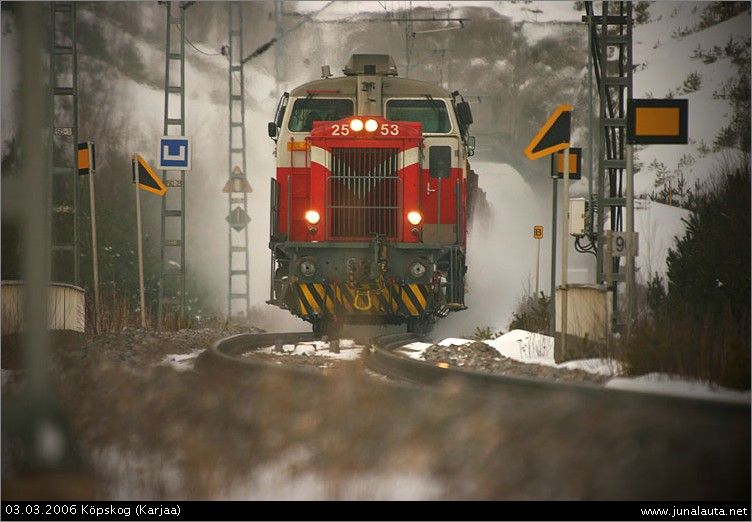 T3586 @ Köpskog 03.03.2006
Deeverikaksikko 2553+2563 kiskoo Pohjankurusta noutamaansa raskasta vaunuletkaa läpi tunneleiden, joista vuorossa Åminne! Raskas juna myöhästytti sekä IC134:n että S129:n lähtöaikaa Karjaalta. 11*Occ oli lastattu teräslevyillä ja 9*Sp raakapuulla! Ja vauhtia maksimissan huimat 70km/h! ;)
Avainsanat: tunnelikuva Dv12_2553 Dv12_2563 T3586