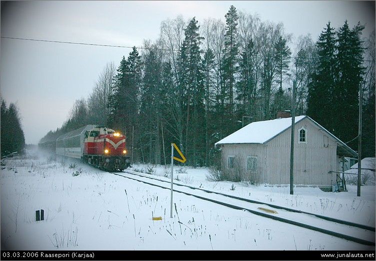 T3679 @ Raasepori 03.03.2006
T3679 pääsee jatkamaan matkaansa Dragsvikista, kunhan H360 on ohittanut paikan. Dv12 2704 kiskoo vaunuletkaa 2*Vgkak + Hkba + 2*Laais + 4*Sim + Gbln kilometrillä 167.
Avainsanat: Dv12_2704 T3679