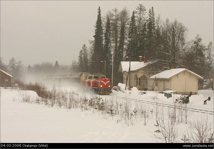 T3046 @ Otalampi 04.03.2006
Deeverikaksikko 2543 & 2566 ahkeroi tällä erää melko pitkän T3046:n keulilla... Otalammen asemamiljöö rappiovastapainopukkeineen ohitetaan vaunuletkan 17 Vgkak + Hkba + 5 Hai + Hai-t keikkuessa perässä!
Avainsanat: Dv12_2543 Dv12_2566 Vgkak-vaunu T3046