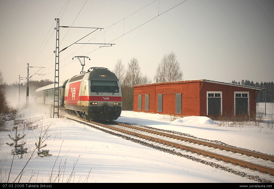 Vaununsiirtojuna V396 Tähtelässä 07.03.2006
Hangon vaununsiirtojuna V396 Karjaalta ohittaa Tähtelän asemaa Inkoon ja Siuntion välillä. Asemarakennus on ihan kuvaajan selän takana.
Avainsanat: V396 Sr2_3214