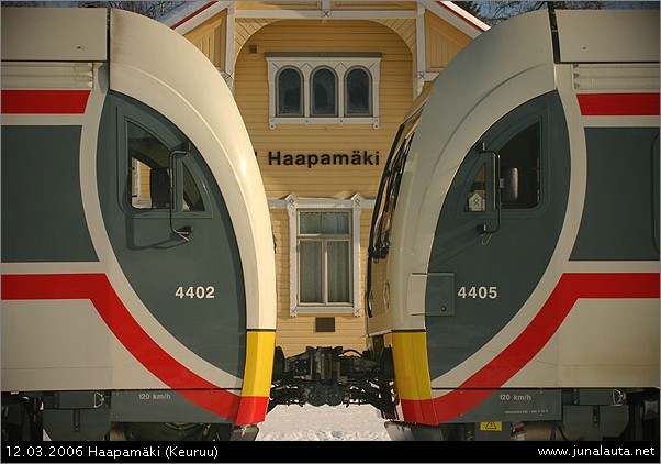 Viikon Kuva 10/2006: "Nysse tuli!"
Kauan odotettu kiskobussiliikenne pääsi alkamaan maanantaina 06.03.2006 Tampereen ja Haapamäen vällillä. Sunnuntai oli aurinkoisesta pyhäpäivästä huolimatta rauhallinen kuvaajien osalta, vain yhteensä kolme henkilöä vaivautui paikalle kameroimaan Dm12 4402:n ja 4405:n kääntymistä puoliltapäivin tai alkuillasta ...!
Avainsanat: Dm12_4402 Dm12_4405 tuplavankka ViikonKuva H421 H424