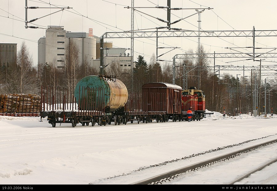 T3872 @ Nokia 19.03.2006
Sunnuntaipäiväin nokialainen jarrujen tarkistelussa valmiina paluumatkalle Tampereelle. Paperitehtaan montussa ei sitten tälläkään kertaa käyty, vaunut ongittiin Nokian itäpuolen raiteistoilta. Taustalta pilkottaa raakapuukuljetuksissakin hätätapauksissa käytetty Occ-vaunusajan edustaja.
Avainsanat: T3872 Dv12_2737 nokialaine