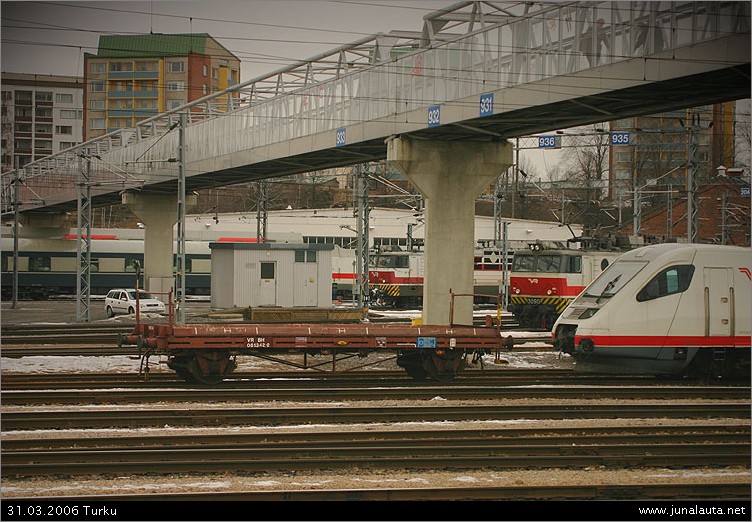 Sm3 7x05 @ Turku 31.03.2006
Sm3 7x05 joutuu jakamaan jo raiteensa ratatyökaluvaunujen kanssa... Näkyypä toiselle pyyhkijänsulallekin löytyneen akuutimpi sijoituspaikka jostain muualta! ;) Taustalla vaanivat Sr1 3081 ja 3090...
Avainsanat: Sm3_7x05 BH-vaunu Sr1_3081 Sr1_3090