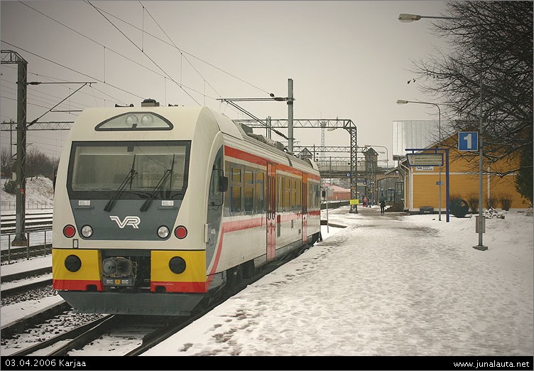 Dm12 4415 @ Karjaa 03.04.2006
Karjaan ja Hangon välinen kiskobussiliikenne aloitettiin 03.04.2006. Kuvassa Dm12 4415 saapuneena Karjaan ykköselle junana H355.
Avainsanat: Dm12_4415 H355