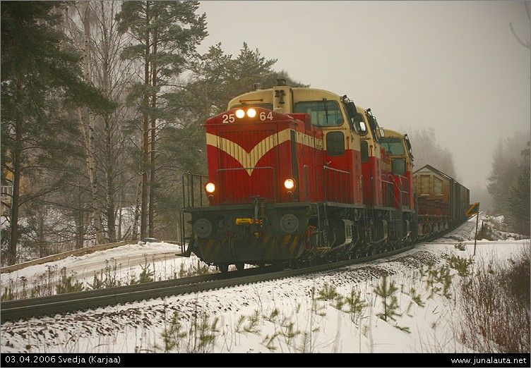 T3911 @ Svedja 03.04.2006
T3911 on löytänyt tutun rakosensa ja matkaa Lappohjasta kohti Riihimäkeä kepeästi kokoonpanolla Dv12 2564 + 2561 + 2710 + 5*Shmmn + 12*Shimmn + 3*Oav... Maanantaisin kulussa oleva toinen rautajuna (T3642/T3643) Lappohjaan oli tällä kertaa peruttu.
Keywords: Dv12_2564 Dv12_2561 Dv12_2710 rautajuna T3911 T3641 tasoristeyskuva