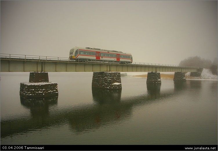 H353 @ Tammisaari 03.04.2006
H353 (Dm12 4415) kolistelee viittäkymppiä yli Tammisaaren siltojen...
Avainsanat: Dm12_4415 siltakuva H353