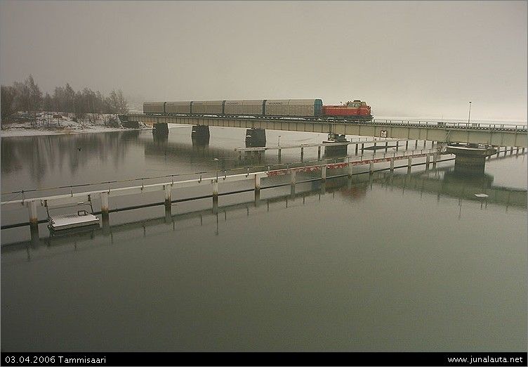 T3534 @ Tammisaari 03.04.2006
T3041 joutuu tuttuun tyyliin odottelemaan Dragsvikissa H354:n lisäksi kuvan T3534:ää - paperipendeliä Kirkniemestä Hankoon!
Avainsanat: paperijuna siltakuva T3534