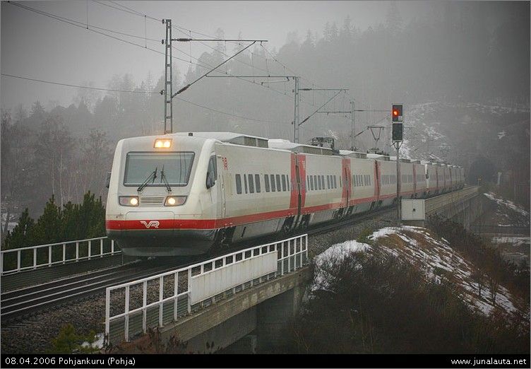 S126 @ Högbacka 08.04.2006
Lauantaisin kahdesta Sm3-yksiköstä koostuva S126 on ohittanut Högbacka-nimisen tunnelin heti Pohjankurun aseman jälkeen...
Avainsanat: Sm3_7x10 tuplapendo tunnelikuva S126