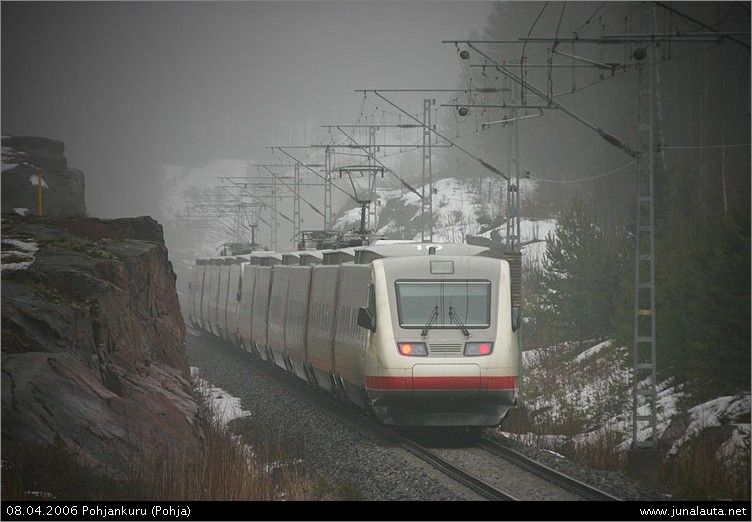 S126:n peili! :p
S126:n jälkimmäinen Sm3-yksikkö, 7x10, näkyy oireilevan! Pendoparan toinen korva lienee paleltunut ja tunnoton, kun ei suostu vetäytymään sisään junan sujahtaessa tuota pikaa Åminnen tunneliin! :)
Avainsanat: tuplapendo Sm3_7x10 tunnelikuva S126