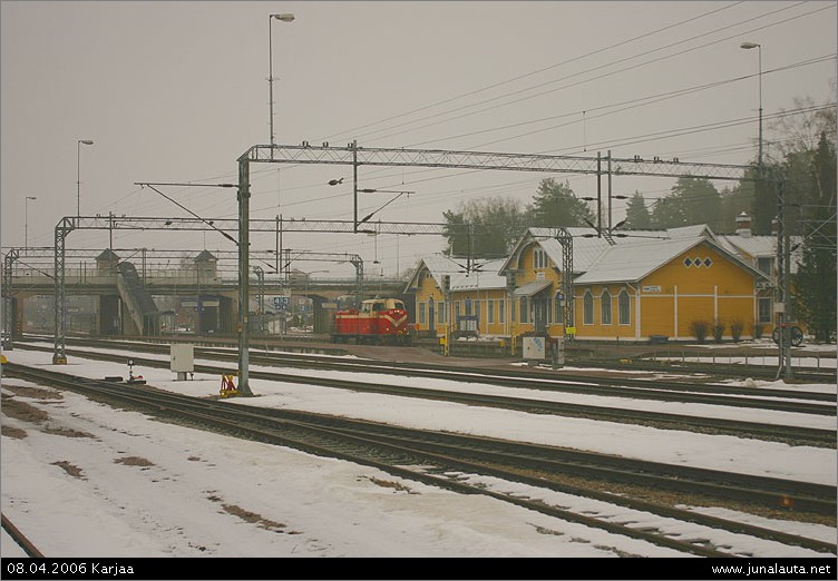 T3046 @ Karjaa 08.04.2006
Eija Kare varoittaa raiteella kolme ohikulkevasta junasta.. T3046 (Dv12 2723) on jättänyt vaununsa Kirkniemeen ja matkaa vihellellen tyhjin puskimin kohti Hankoa puupäivystäjän työskennellessä lastausraiteistolla..
Avainsanat: Dv12_2723 T3046