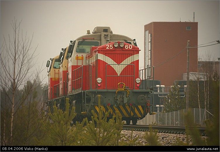 Vet3689 @ Krogars 08.04.2006
Vet3689 -kolmikon kokoonpanon selvittäminen ei onnistunut edes kahden harrastajan voimin!! :p Tiedot yhdistämällä oikea kokoonpano saatiin kuitenkin selville - Dv12 2738+2708+2560! Tällä kertaa tuli lisäksi kiire saada veturikolmikko taltioiduksi sopivaa kuvauspaikkaa liian kauan pohtiessa, mutta tehokas maastojuoksuspurtti onnistui yhdessä junan perään ammutun kuvasarjan kera! :)
Avainsanat: Dv12_2738 Dv12_2705 Dv12_2560 Vet3689