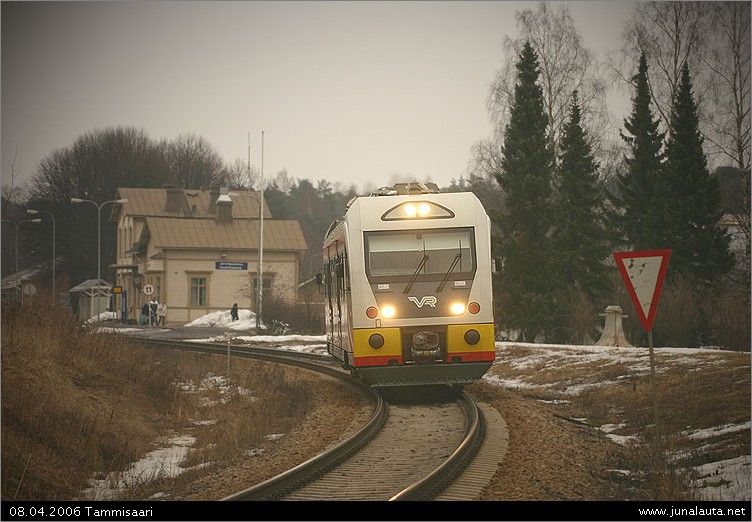 H358 @ Tammisaari 08.04.2006
H358 poistuu Tammisaaren asemalta kohti Hankoa päivitettyään matkustajansa!
Avainsanat: Dm12_4415 H358