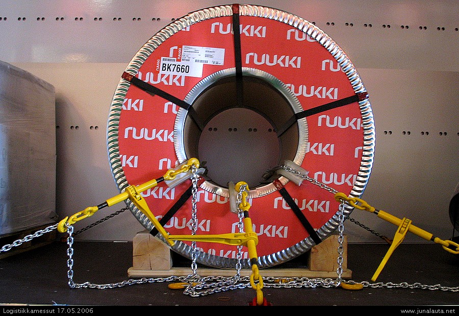 Teräskelarulla ja sidonta
Teräskelarullan oikeaoppinen ja pykälien mukainen sidonta - rekan tavaratilassa. Samaisia rullia kuljetetaan myös Sim-u -vaunuissa.
Avainsanat: Logistiikkamessut2006