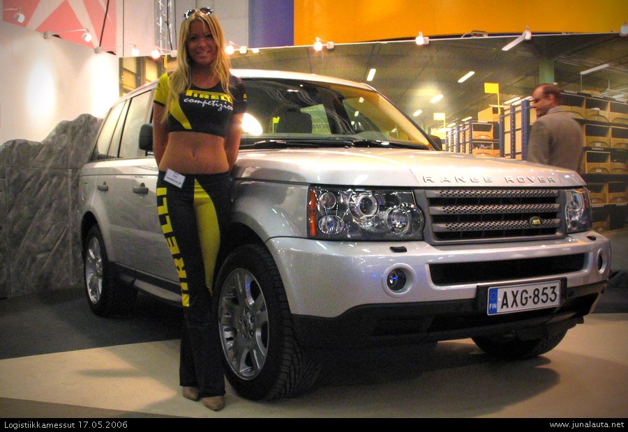 Messujen paras osasto!?
Logistiikkamessujen kävijäkunta lienee yli 90-prosenttisesti rumemman sukupuolen edustajia... Range Rover:n maahantuojakin on tämän huomannut, ja järjestänyt paikalle parhaan mahdollisen leikkiauton varttuneempien pikkupoikien mieleen! Tästä ei kai kyennyt livahtamaan ohi ilman etteivät askeleet olisi kääntyneet kohti osastoa - paitsi tietenkin jos oli erehtynyt ottamaan vaimonsa tai tyttöystävänsä mukaan! ;)
Avainsanat: Logistiikkamessut2006