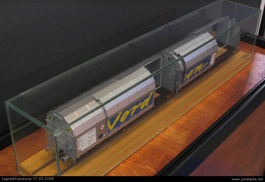 Laais-pienoismalli
Junalauttaliikenteessä käytettävän Laais-vaunun pienoismalli löytyi muistaakseni luonnollisesti Searail:n osastolta! :)
Avainsanat: Laais-vaunu Logistiikkamessut2006 pienoismalli