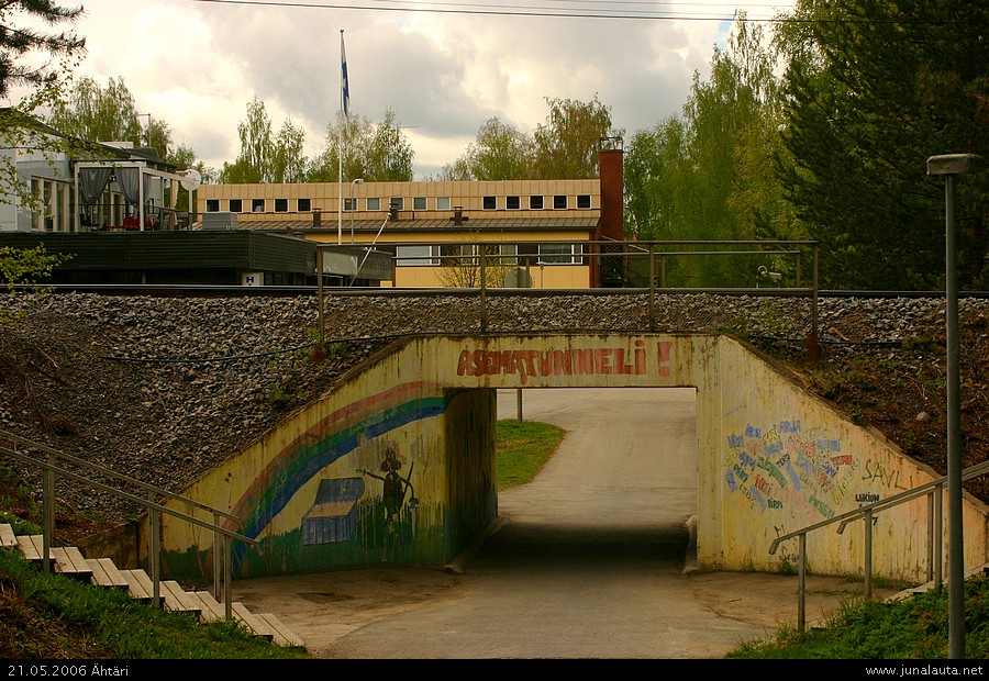 Ähtärin asematunneli 21.05.2006
Asematunneli Ähtärissä, asemalta parisen sataa metriä keskustan suuntaan, keskusta ja Ähtärin vilkasliikenteinen pääkatu suoraan edessä!
