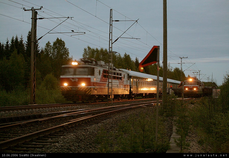 P265 & T3069 @ Sisättö 10.06.2006
Yöpikuri painaa ohi Sisätön kakkoselle huilaamaan otetun tavarajunan. 

(Oletamme rahdin olleen T3069 Vka-Nok Sr1:llä)
Avainsanat: P265 T3069 Sr1_3084 yöjuna