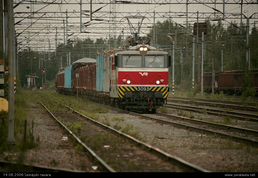 T5032 @ Seinäjoki tavara 14.06.2006
Croppaamaton versio Skt:n knoppikuvasta: 
T5032 lähtee jatkamaan matkaansa Seinäjoelta kohti Tamperetta. Tusinakuva pitää sisällään lukuisia mielenkiintoisia yksityiskohtia rautatieliikenteellisesti ;)
Avainsanat: Sr1_3093 T5032 etanoliliikenne
